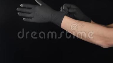 男医生在手术前戴上黑色防护手套，在黑色背景上射击。 索夫<strong>运动视频</strong>。 移动男